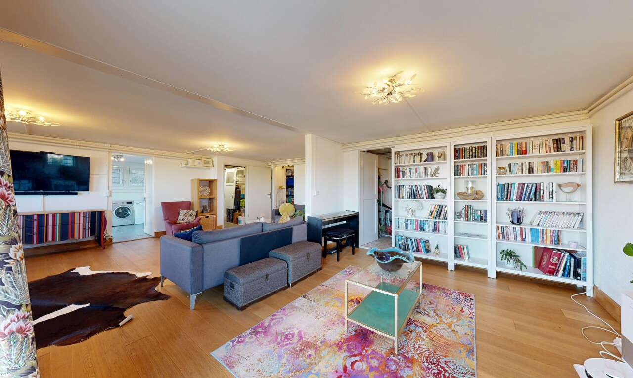 wohnzimmer mit wood finish floor, holzfußboden, fernseher, inside property, und drywall
