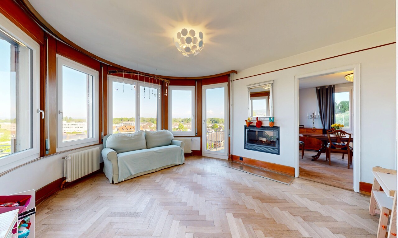 wohnzimmer mit drywall, gipskartonwand, wood finish floor, holzfußboden, und natural light