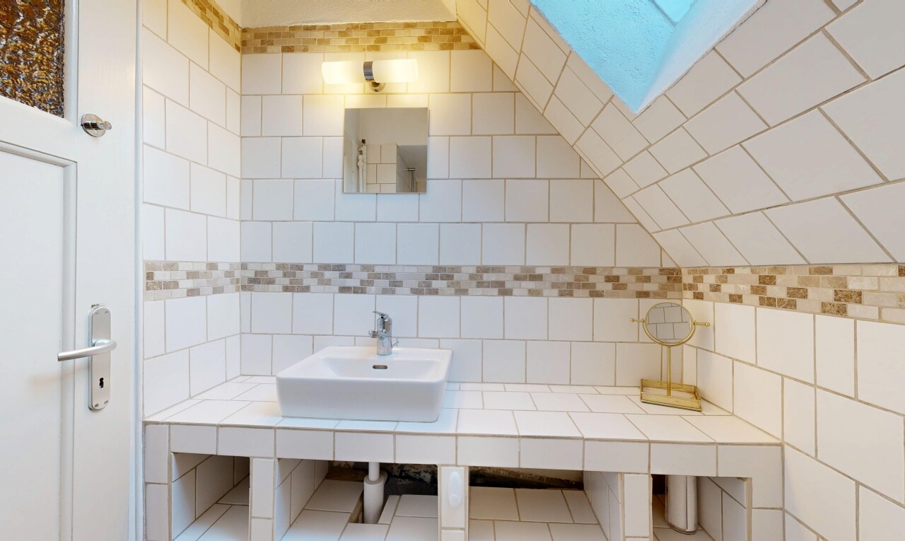 bad mit waschbecken, inside property, spiegel, und dachfenster