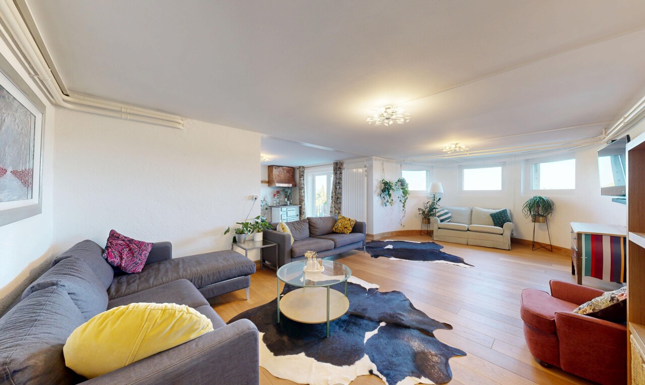 wohnzimmer mit wood finish floor, holzfußboden, drywall, gipskartonwand, und inside property