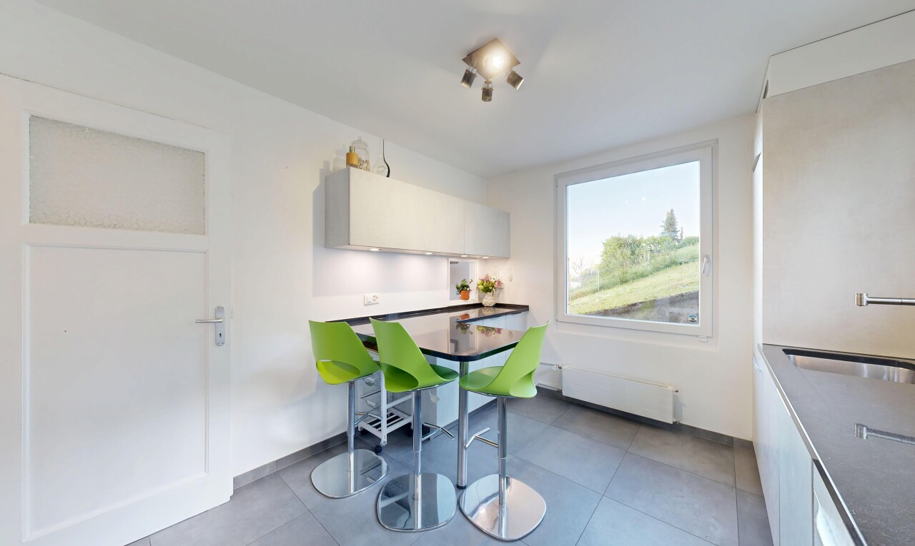 küche mit inside property, drywall, gipskartonwand, kühler, und dark countertops