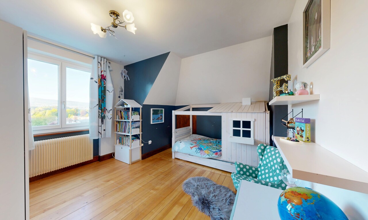 wohnzimmer mit inside property, kühler, wood finish floor, holzfußboden, und drywall