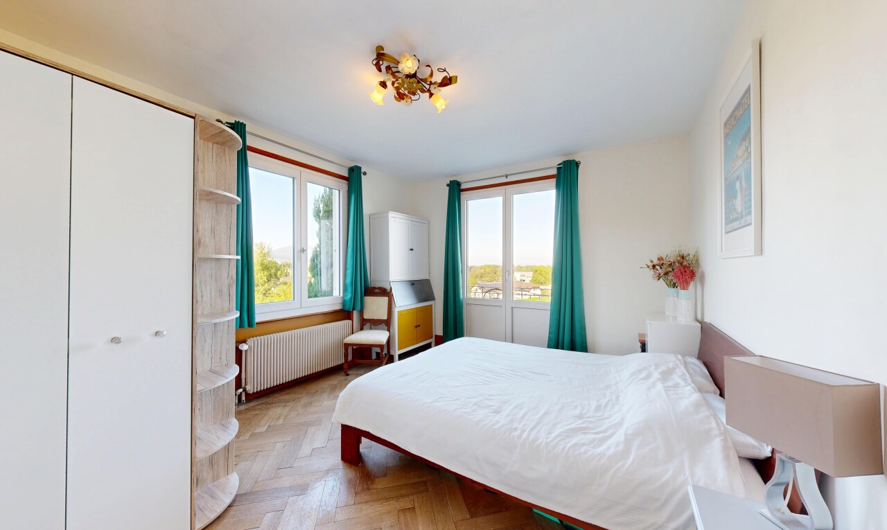 zimmer / schlafzimmer mit parquet floor, kühler, holzfußboden, wood finish floor, und natürliches licht