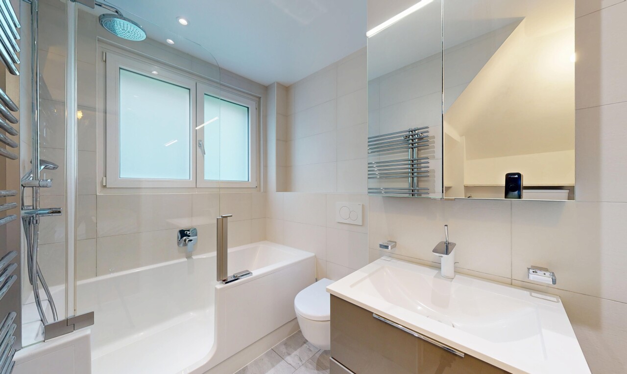 bad mit tile wall, fliesenwand, toilette, schminktisch, und komplettes badezimmer