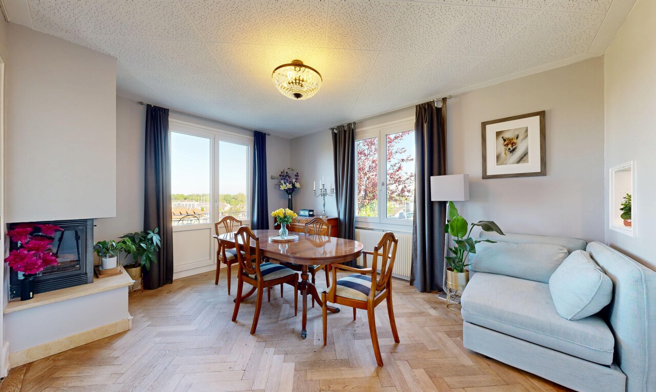 wohn- / esszimmer mit drywall, gipskartonwand, inside property, parquet floor, und wood finish floor