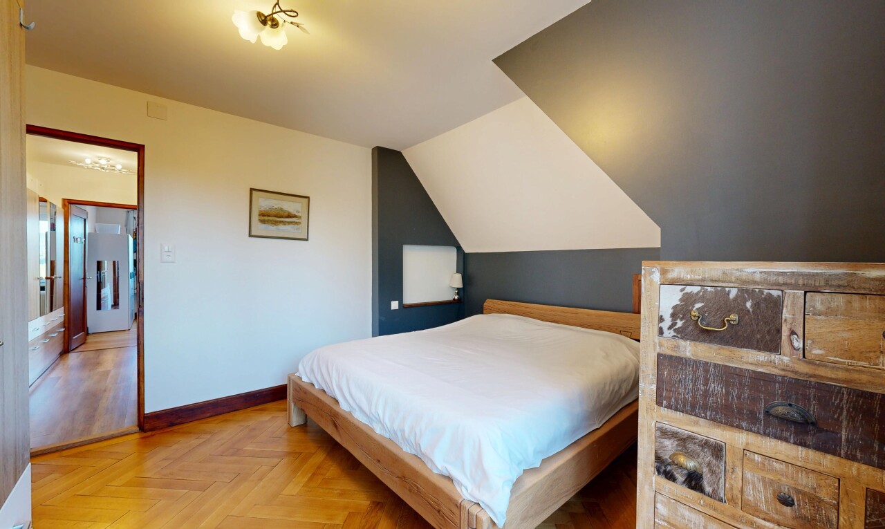 zimmer / schlafzimmer mit parquet floor, gipskartonwand, drywall, holzfußboden, und wood finish floor