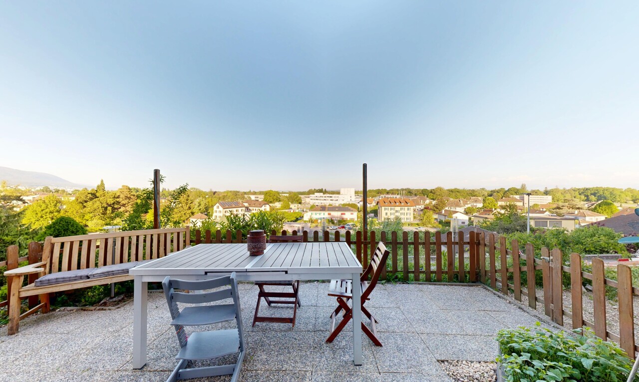 terrasse mit from property, essbereich im freien, zaun, und day time
