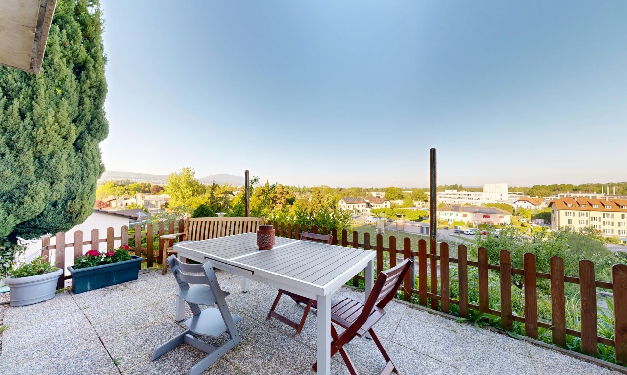 terrasse mit from property, essbereich im freien, zaun, und day time