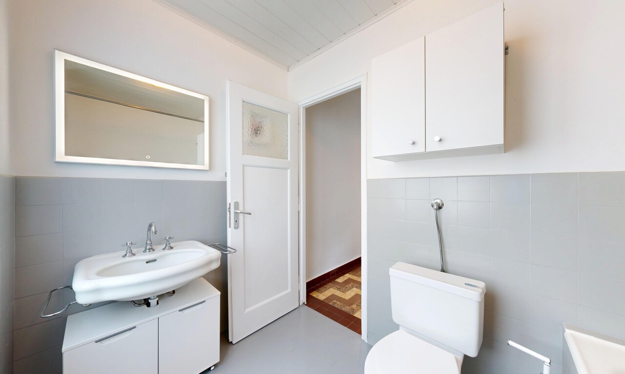bad mit fliesenwand, tile wall, spiegel, inside property, und waschbecken