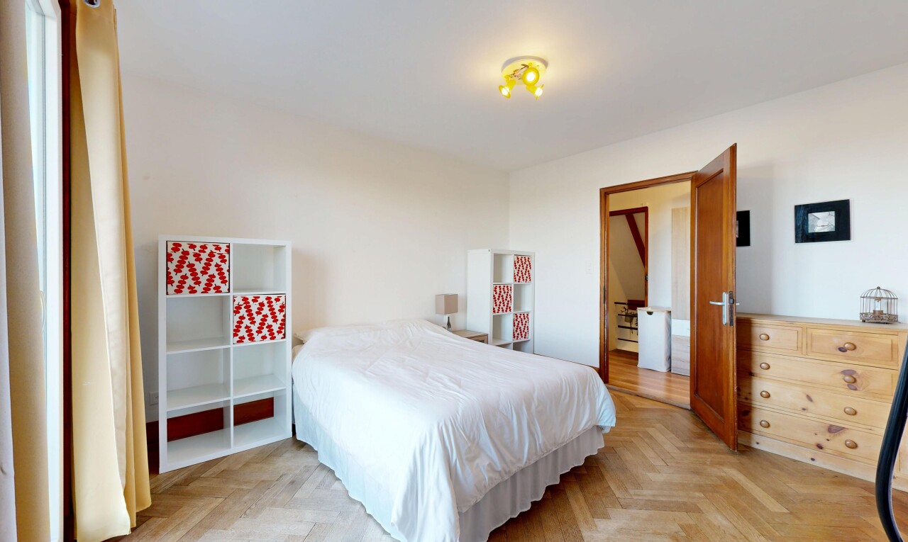 zimmer / schlafzimmer mit inside property, gipskartonwand, drywall, parquet floor, und holzfußboden