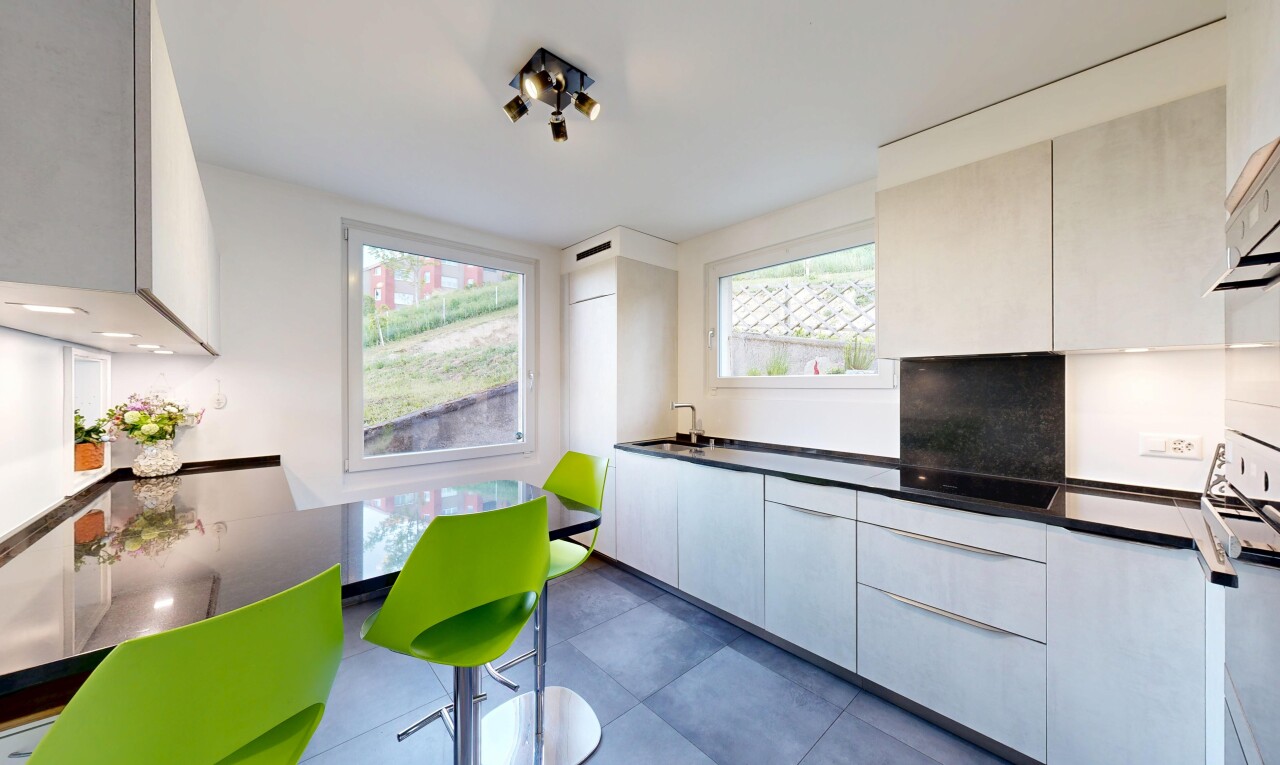 küche mit dark countertops, arbeitsplatten, white cabinets, weiße schränke, und natural light