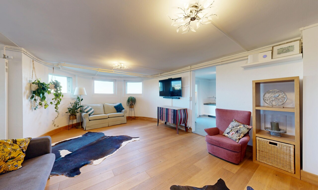 wohnzimmer mit wood finish floor, holzfußboden, inside property, drywall, und gipskartonwand