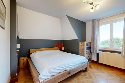 chambre avec parquet floor, drywall, cloison sèche, wood finish floor, et sol en finition bois