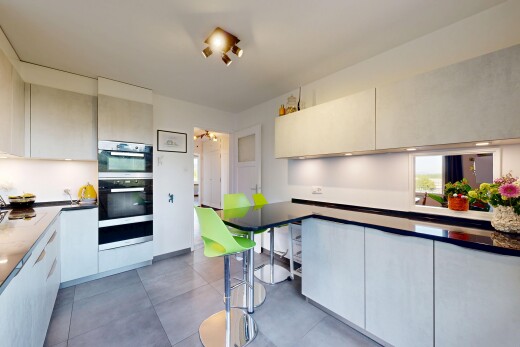 cuisine avec dark countertops, plans de travail, inside property, white cabinets, et armoires blanches