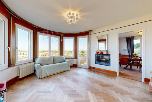 salon avec drywall, cloison sèche, wood finish floor, sol en finition bois, et natural light
