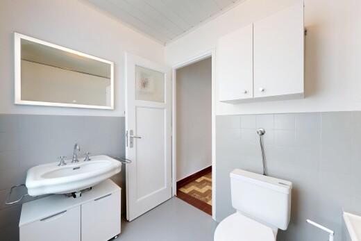 bad mit fliesenwand, tile wall, spiegel, inside property, und waschbecken