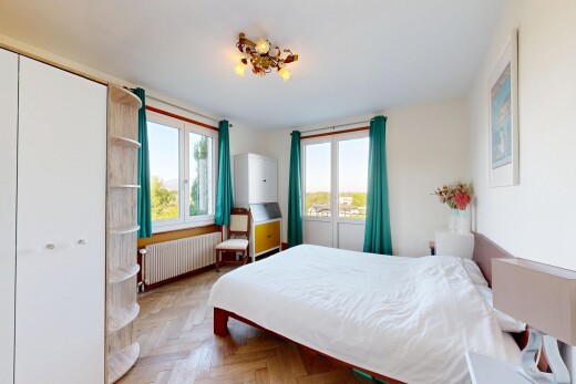 chambre avec parquet floor, radiateur, sol en finition bois, wood finish floor, et lumière naturelle