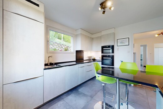 küche mit arbeitsplatten, dark countertops, inside property, schränke mit flachen paneelen, und flat panel cabinets