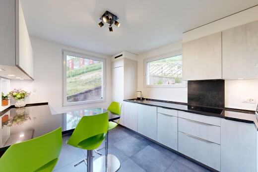 küche mit dark countertops, arbeitsplatten, white cabinets, weiße schränke, und natural light
