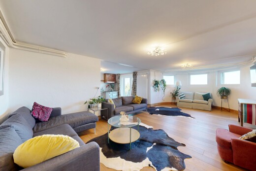 wohnzimmer mit wood finish floor, holzfußboden, drywall, gipskartonwand, und inside property