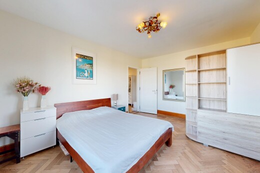 zimmer / schlafzimmer mit parquet floor, wood finish floor, holzfußboden, drywall, und gipskartonwand
