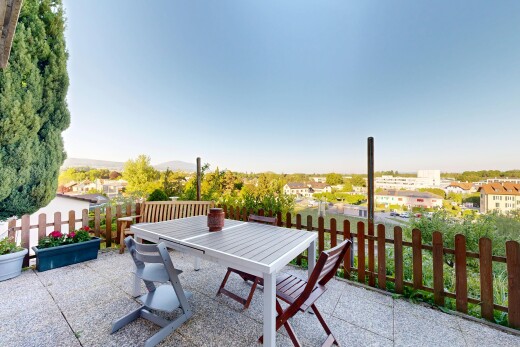 terrasse avec from property, coin repas extérieur, clôture, et day time