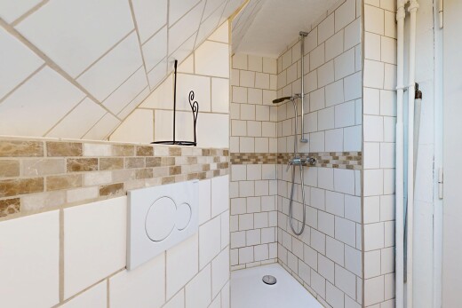 salle de bains avec inside property, salle de bain complète, et douche