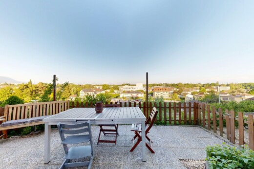 terrasse avec from property, coin repas extérieur, clôture, et day time