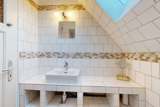 salle de bains avec évier, inside property, miroir, et puits de lumière