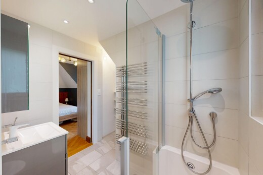 bad mit schminktisch, dusche, komplettes badezimmer, bad angrenzend schalfzimmer, und inside property