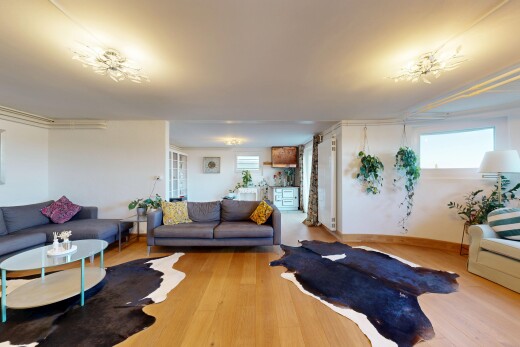 salon avec wood finish floor, sol en finition bois, inside property, drywall, et cloison sèche