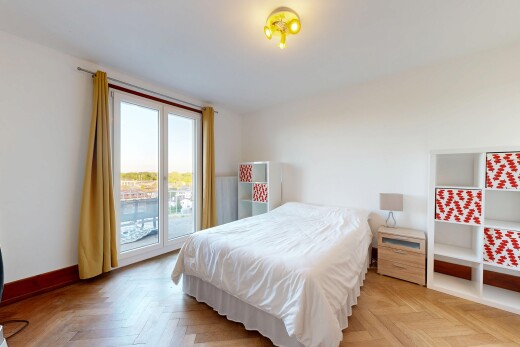 zimmer / schlafzimmer mit inside property, außenzugang, drywall, gipskartonwand, und parquet floor