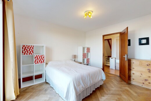zimmer / schlafzimmer mit inside property, gipskartonwand, drywall, parquet floor, und holzfußboden
