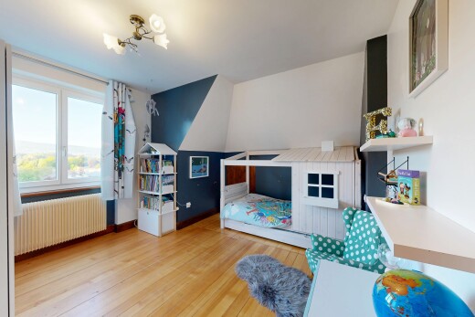 wohnzimmer mit inside property, kühler, wood finish floor, holzfußboden, und drywall