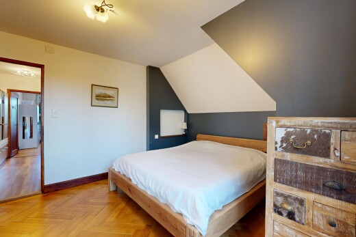 zimmer / schlafzimmer mit parquet floor, gipskartonwand, drywall, holzfußboden, und wood finish floor