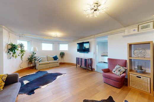 wohnzimmer mit wood finish floor, holzfußboden, inside property, drywall, und gipskartonwand