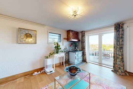 wohnzimmer mit inside property, holzfußboden, wood finish floor, sockelleisten, und baseboards wall