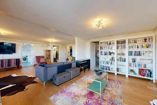 wohnzimmer mit wood finish floor, holzfußboden, fernseher, inside property, und drywall