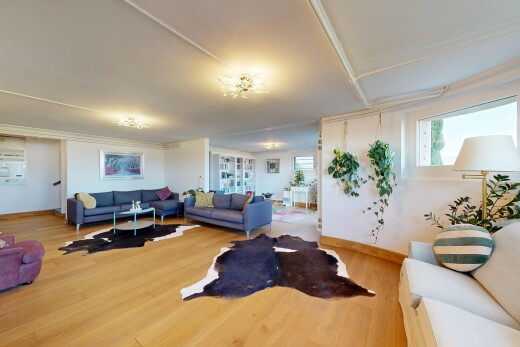 wohnzimmer mit wood finish floor, holzfußboden, drywall, gipskartonwand, und inside property