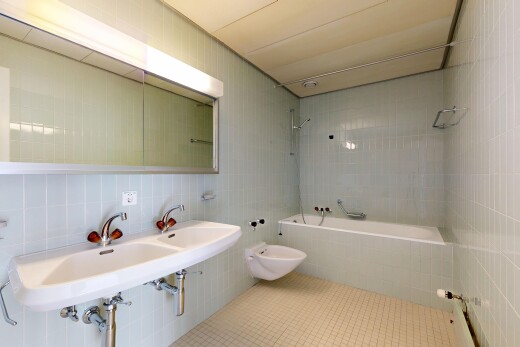 bad mit fliesenwand, tile wall, kombiniertes bad / dusche, komplettes badezimmer, und inside property