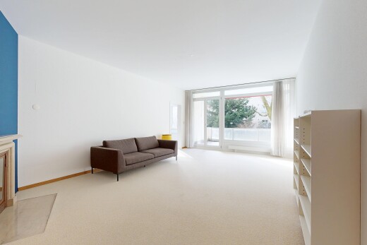 wohnzimmer mit gipskartonwand, drywall, bodendeckenfenster, floor ceiling windows, und teppich