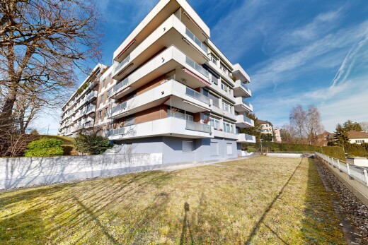 außenansicht mit blick auf wohnanlage, apartment complex view, day time, und from community