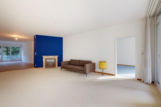 wohnzimmer mit teppich, carpet, gipskartonwand, drywall, und natürliches licht