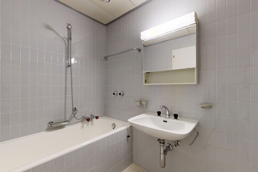 bad mit fliesenwand, tile wall, spiegel, komplettes badezimmer, und inside property