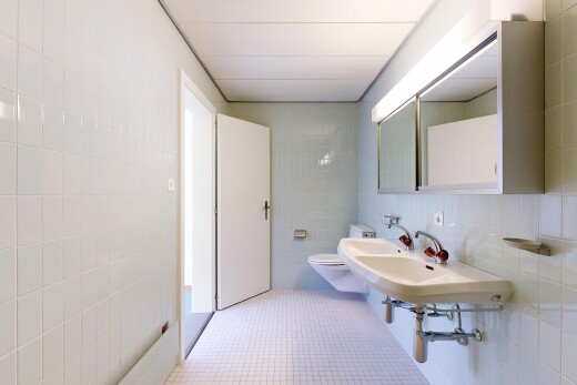 bad mit fliesenwand, tile wall, toilette, inside property, und spiegel