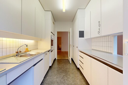 küche mit weiße schränke, arbeitsplatten, küchenrückwand beim herd, küchenrückwand beim Herd, und waschbecken