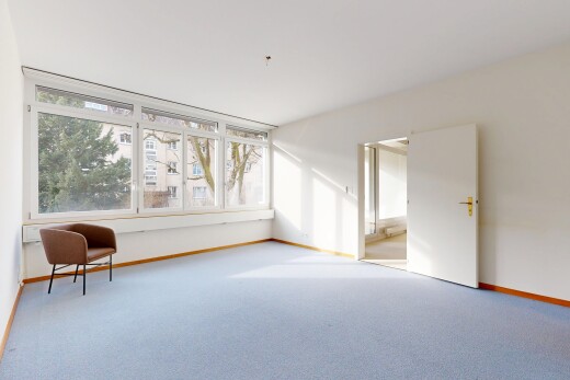 leerer raum mit teppich, carpet, gipskartonwand, drywall, und natürliches licht