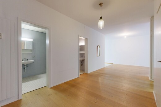 leerer raum mit holzfußboden, wood finish floor, inside property, gipskartonwand, und drywall