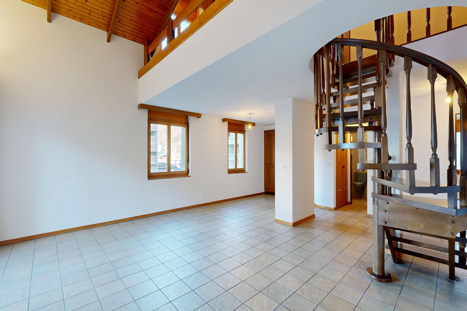pièce vide avec lumière naturelle, natural light, inside property, plafond en bois, et wood ceiling