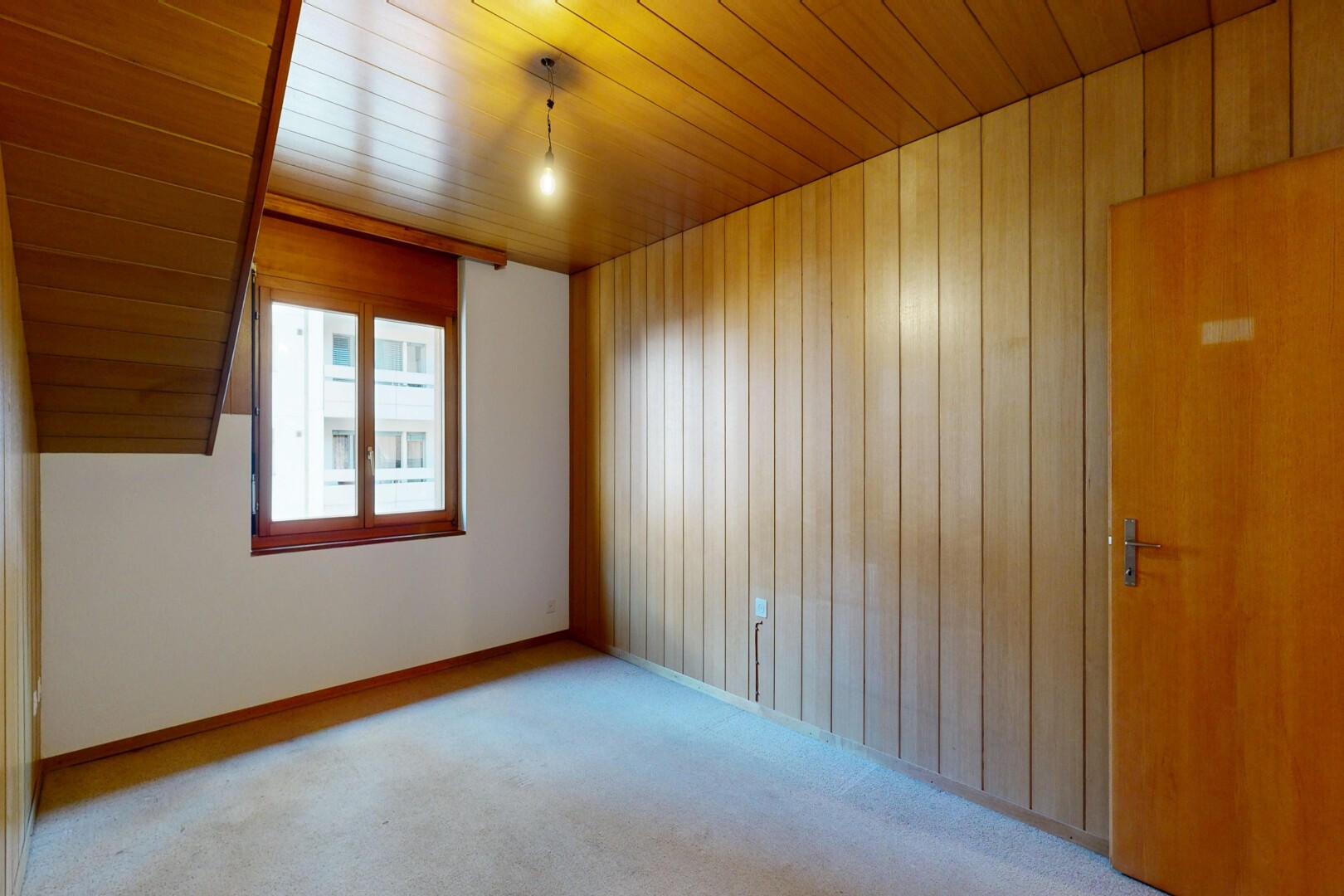 pièce vide avec carpet, moquette, inside property, natural light, et lumière naturelle